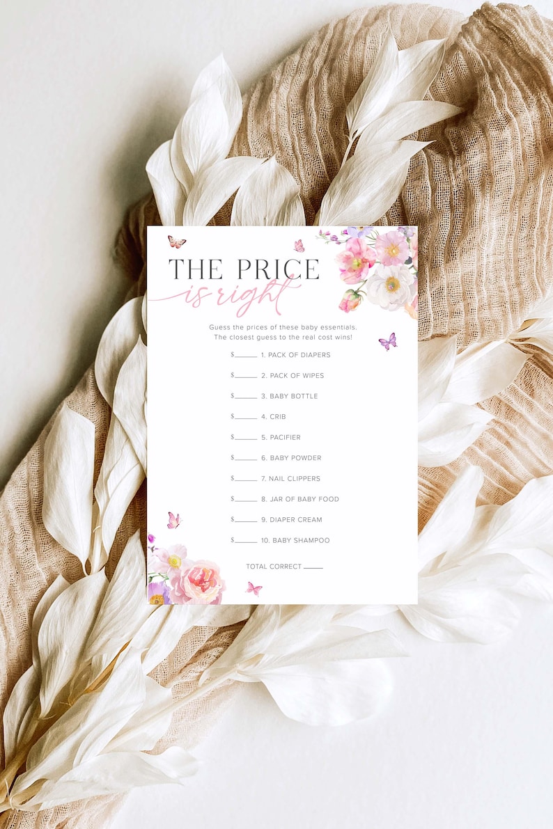 Pu&ograve; includere: Una carta di gioco a tema floreale rosa e bianco con il testo "THE PRICE is right" e un elenco di articoli per bambini con spazi vuoti per inserire il prezzo. Il gioco &egrave; per un baby shower.