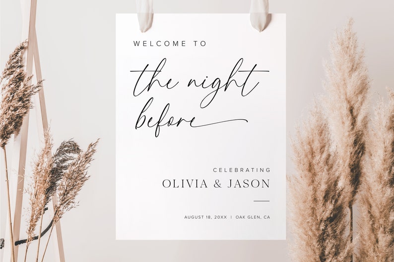 K&ouml;nnte beinhalten: Ein wei&szlig;es Schild mit schwarzem Text, auf dem steht: "Willkommen zur Nacht vor der Feier von Olivia & Jason am 18. August 20XX | Oak Glen, CA".