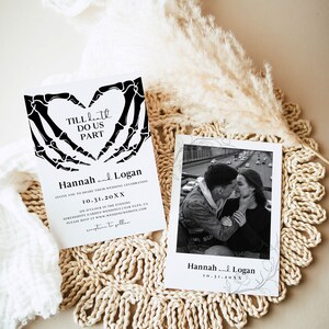 Puede incluir: Invitaci&oacute;n de boda en blanco y negro con un dise&ntilde;o de coraz&oacute;n de mano de esqueleto. La invitaci&oacute;n dice "Hasta que la muerte nos separe" e incluye los nombres de la pareja, la fecha de la boda y la ubicaci&oacute;n. Una foto en blanco y negro de la pareja se incluye en la esquina inferior derecha.