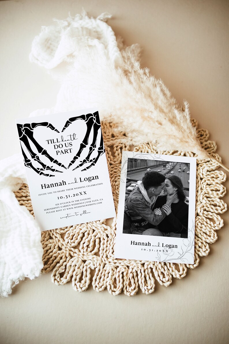 Puede incluir: Invitaci&oacute;n de boda en blanco y negro con un dise&ntilde;o de coraz&oacute;n de mano de esqueleto. La invitaci&oacute;n dice "Hasta que la muerte nos separe" e incluye los nombres de la pareja, la fecha de la boda y la ubicaci&oacute;n. Una foto en blanco y negro de la pareja se incluye en la esquina inferior derecha.