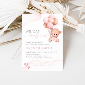 Pode incluir: Um convite de ch&aacute; de beb&ecirc; rosa e marrom com um urso de desenho animado segurando bal&otilde;es. O texto diz "We can barely wait" para a beb&ecirc; Amelia. O convite inclui a data, a hora e o local do ch&aacute; de beb&ecirc;.