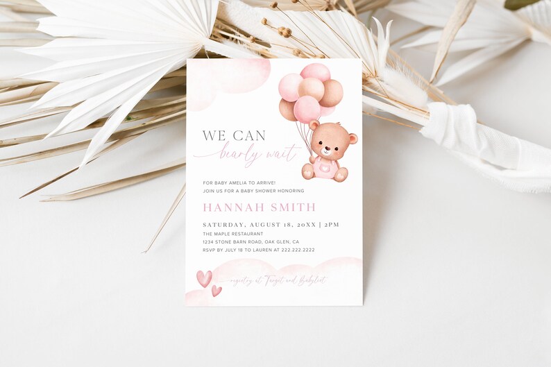 Pode incluir: Um convite de ch&aacute; de beb&ecirc; rosa e marrom com um urso de desenho animado segurando bal&otilde;es. O texto diz "We can barely wait" para a beb&ecirc; Amelia. O convite inclui a data, a hora e o local do ch&aacute; de beb&ecirc;.