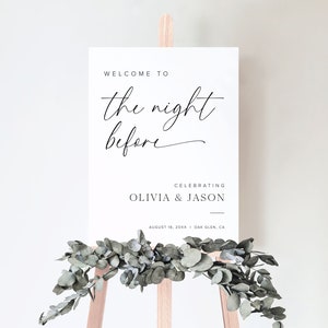 K&ouml;nnte beinhalten: Ein wei&szlig;es Schild mit schwarzem Text, auf dem steht "Willkommen zur Nacht vor der Feier von Olivia & Jason am 18. August 20XX in Oak Glen, Kalifornien". Das Schild steht auf einem Holzst&auml;nder mit Gr&uuml;npflanzen.