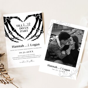 Puede incluir: Invitaci&oacute;n de boda en blanco y negro con un dise&ntilde;o de mano de esqueleto. La invitaci&oacute;n dice "Till Death Do Us Part" e incluye los nombres Hannah y Logan, la fecha 10.31.20XX y la hora 6 en punto de la tarde. La invitaci&oacute;n tambi&eacute;n incluye la ubicaci&oacute;n Serendipity Garden Weddings, Oak Glen, CA y el sitio web weddingwebsite.com.