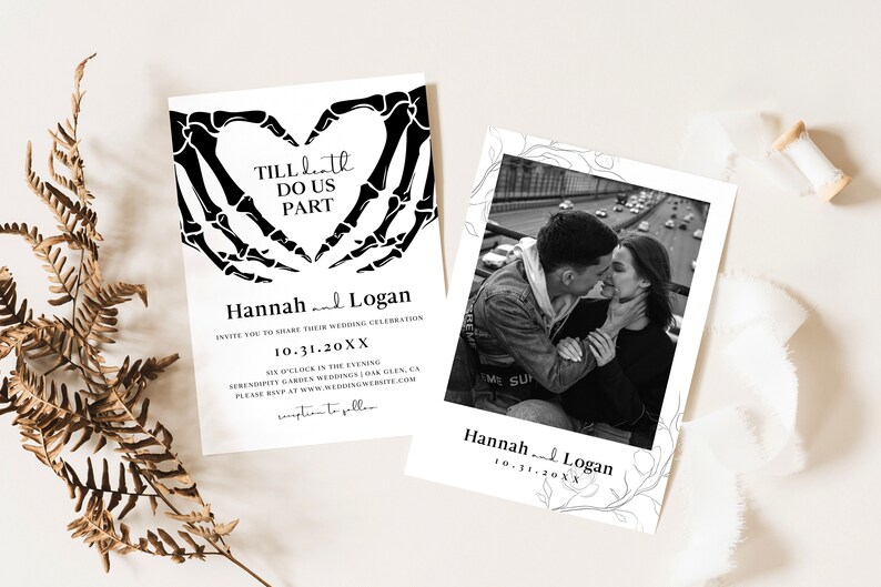 Puede incluir: Invitaci&oacute;n de boda en blanco y negro con un dise&ntilde;o de mano de esqueleto. La invitaci&oacute;n dice "Till Death Do Us Part" e incluye los nombres Hannah y Logan, la fecha 10.31.20XX y la hora 6 en punto de la tarde. La invitaci&oacute;n tambi&eacute;n incluye la ubicaci&oacute;n Serendipity Garden Weddings, Oak Glen, CA y el sitio web weddingwebsite.com.