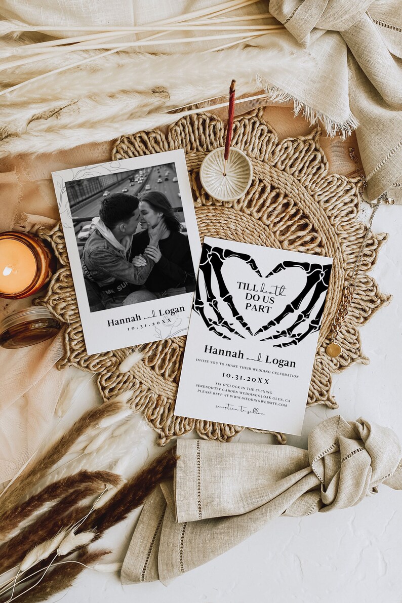Puede incluir: Una invitaci&oacute;n de boda en blanco y negro con un dise&ntilde;o de mano de esqueleto formando un coraz&oacute;n. El texto dice "Hasta que la muerte nos separe" e incluye los nombres de la pareja, la fecha de la boda y la ubicaci&oacute;n.