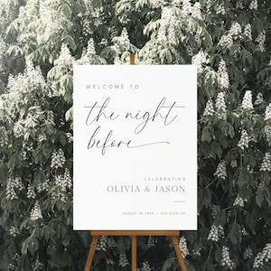 K&ouml;nnte beinhalten: Ein wei&szlig;es Schild mit schwarzem Text, auf dem steht "Willkommen zur Nacht vor der Feier von Olivia & Jason am 18. August 20XX in Oak Glen, CA". Das Schild steht auf einem Staffelei vor einem gr&uuml;nen Busch mit wei&szlig;en Bl&uuml;ten.