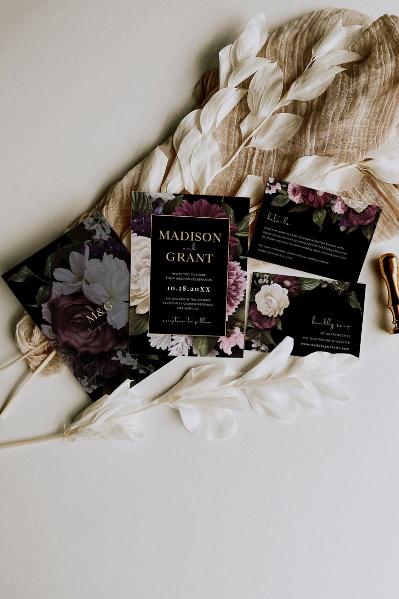 Puede incluir: Conjunto de invitaciones de boda con fondo negro y dise&ntilde;o floral. La tarjeta de invitaci&oacute;n presenta los nombres "Madison y Grant" en letras doradas y la fecha "10.18.20XX". La tarjeta de detalles incluye informaci&oacute;n sobre la ceremonia y la recepci&oacute;n de la boda. La tarjeta RSVP tiene un dise&ntilde;o floral y el texto "Por favor, responde antes del 1 de septiembre".