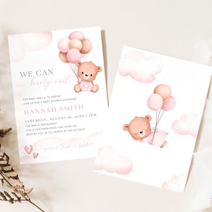 Pode incluir: Dois convites para um ch&aacute; de beb&ecirc; com um esquema de cores rosa e marrom. Os convites apresentam uma ilustra&ccedil;&atilde;o em aquarela de um urso de pel&uacute;cia segurando bal&otilde;es rosa e marrons. O texto do convite diz "We can barely wait" e inclui detalhes sobre o ch&aacute; de beb&ecirc;.