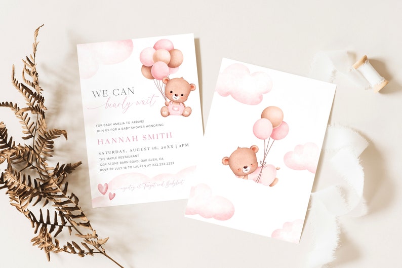 Pode incluir: Dois convites para um ch&aacute; de beb&ecirc; com um esquema de cores rosa e marrom. Os convites apresentam uma ilustra&ccedil;&atilde;o em aquarela de um urso de pel&uacute;cia segurando bal&otilde;es rosa e marrons. O texto do convite diz "We can barely wait" e inclui detalhes sobre o ch&aacute; de beb&ecirc;.