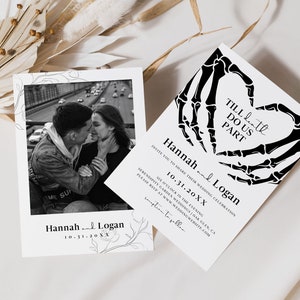Puede incluir: Invitaci&oacute;n de boda en blanco y negro con un dise&ntilde;o de mano de esqueleto formando una forma de coraz&oacute;n. El texto dice "Hasta que la muerte nos separe" e incluye los nombres de la pareja, la fecha de la boda y la ubicaci&oacute;n.