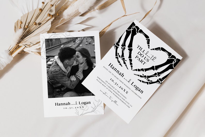 Puede incluir: Invitaci&oacute;n de boda en blanco y negro con un dise&ntilde;o de mano de esqueleto formando una forma de coraz&oacute;n. El texto dice "Hasta que la muerte nos separe" e incluye los nombres de la pareja, la fecha de la boda y la ubicaci&oacute;n.