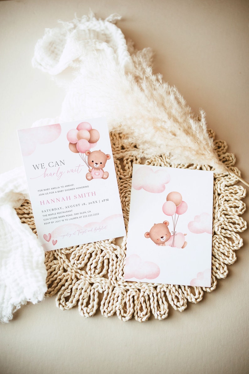 Pode incluir: Um convite de ch&aacute; de beb&ecirc; rosa e marrom com um urso de desenho animado segurando bal&otilde;es. O convite diz "We can barely wait" para a beb&ecirc; Amelia. O convite inclui a data, a hora e o local do ch&aacute; de beb&ecirc;.