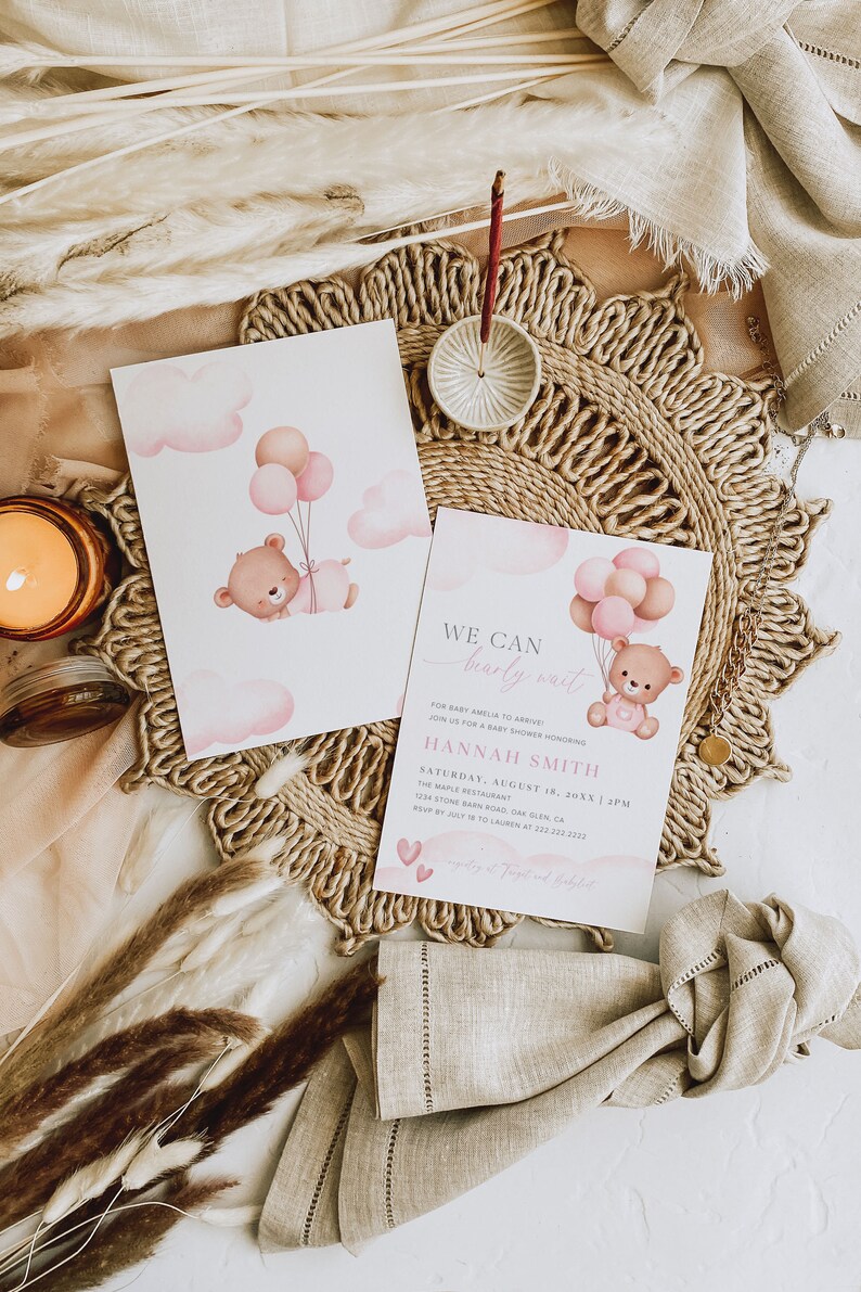 Pode incluir: Um convite de ch&aacute; de beb&ecirc; rosa e marrom com um urso de desenho animado segurando bal&otilde;es rosa. O convite diz "We can bearly wait" e inclui a data, hora e local do evento.