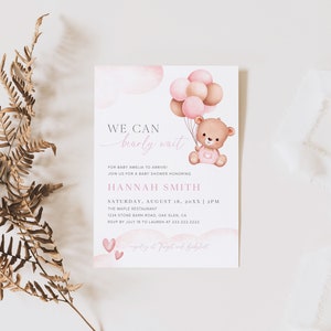 Pode incluir: Um convite de ch&aacute; de beb&ecirc; rosa e marrom com um urso de pel&uacute;cia segurando bal&otilde;es. O convite diz "We can barely wait" para a chegada da beb&ecirc; Amelia. O evento &eacute; no s&aacute;bado, 18 de agosto de 20XX &agrave;s 14h no The Maple Restaurant.