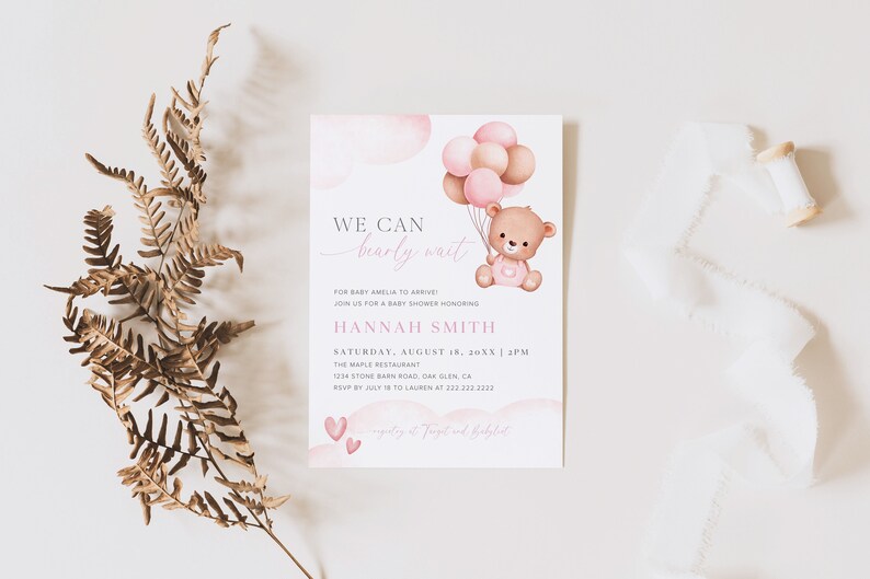 Pode incluir: Um convite de ch&aacute; de beb&ecirc; rosa e marrom com um urso de pel&uacute;cia segurando bal&otilde;es. O convite diz "We can barely wait" para a chegada da beb&ecirc; Amelia. O evento &eacute; no s&aacute;bado, 18 de agosto de 20XX &agrave;s 14h no The Maple Restaurant.