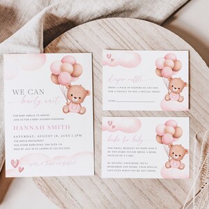 Puede incluir: Un conjunto de tres tarjetas para baby shower en color rosa y marr&oacute;n. Las tarjetas muestran un osito de peluche sosteniendo globos y el texto "We can barely wait", "Diaper Raffle" y "Book for Baby".