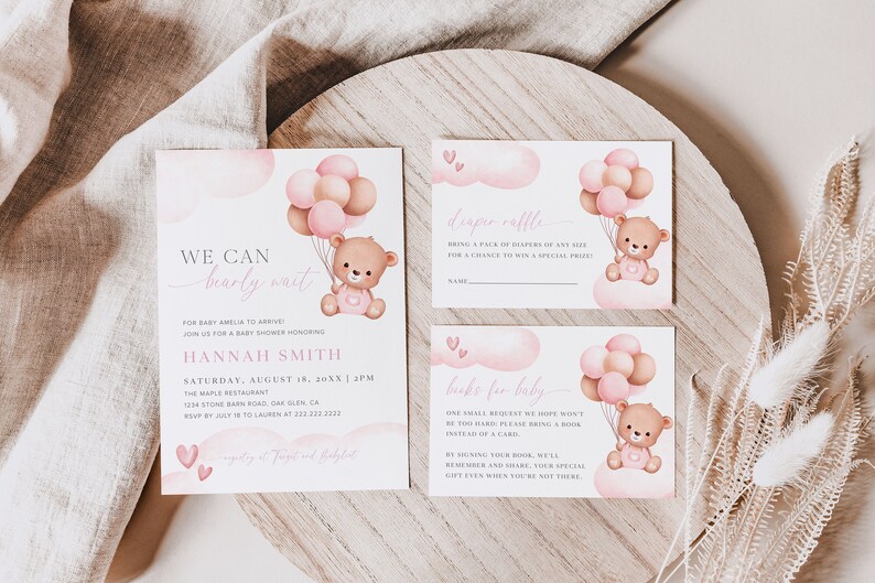 Puede incluir: Un conjunto de tres tarjetas para baby shower en color rosa y marr&oacute;n. Las tarjetas muestran un osito de peluche sosteniendo globos y el texto "We can barely wait", "Diaper Raffle" y "Book for Baby".