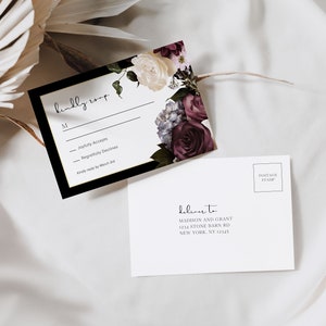 Puede incluir: Una tarjeta RSVP en blanco y negro con un dise&ntilde;o floral con flores de color burdeos, blanco y morado. El texto de la tarjeta dice "Kindly RSVP" e incluye una secci&oacute;n para el nombre del invitado y las opciones de respuesta.