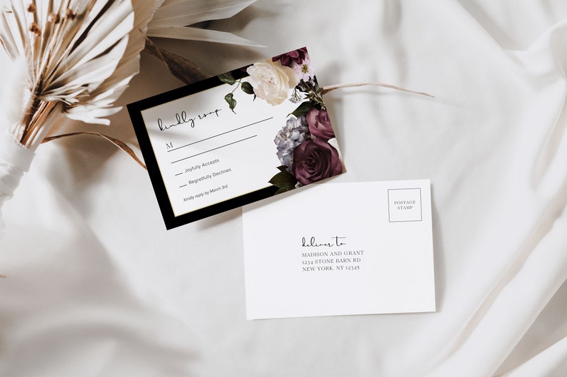 Puede incluir: Una tarjeta RSVP en blanco y negro con un dise&ntilde;o floral con flores de color burdeos, blanco y morado. El texto de la tarjeta dice "Kindly RSVP" e incluye una secci&oacute;n para el nombre del invitado y las opciones de respuesta.