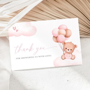 Puede incluir: Gracias por llenarnos de amor! Ilustraci&oacute;n de acuarela de un oso de peluche marr&oacute;n sosteniendo globos rosas y marrones mientras est&aacute; sentado en una nube rosa.