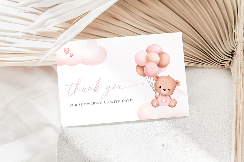 Puede incluir: Gracias por llenarnos de amor! Ilustraci&oacute;n de acuarela de un oso de peluche marr&oacute;n sosteniendo globos rosas y marrones mientras est&aacute; sentado en una nube rosa.