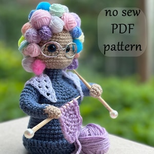 Puede incluir: Patrón de crochet para una muñeca abuela con pelo de lana de colores y sosteniendo agujas de tejer. El patrón es una descarga PDF y no requiere costura.