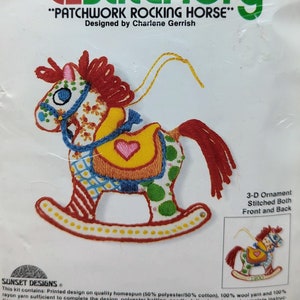 Kit de bordado de caballo mecedor de patchwork, adorno 3D delantero y trasero de Jiffy Stitchery, kit vintage sin abrir de 1978