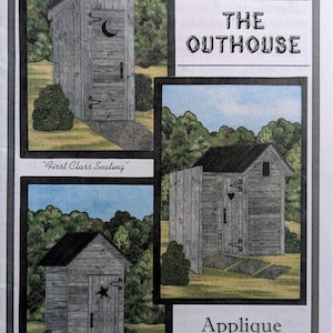 Op de afbeelding: Een patroonblad getiteld Joan's Own Creations The Outhouse Applique Series 187 met drie illustraties van houten buiten-wc's met maan-, hart- en stervormige uitsparingen in de deuren, tegen een achtergrond van groene bomen en gras.