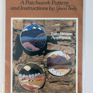 Peut inclure: Un modèle de patchwork et des instructions pour réaliser quatre appliques de paysages différents. La taille finie de chaque applique est d'environ 25,4 cm de diamètre. Les appliques présentent une variété de couleurs et de textures, notamment le brun, le vert, le bleu et le blanc.