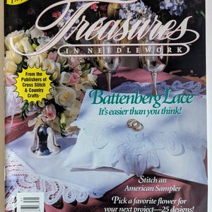 Op de afbeelding: De cover van het tijdschrift "Treasures in Needlework" toont een wit kussen met Battenberg-kant, twee gouden ringen en een zilveren bel. Tekst bevat "Battenberg Lace", "Stitch an American Sampler" en "Meet Roberta Horton, Quilt Artist."