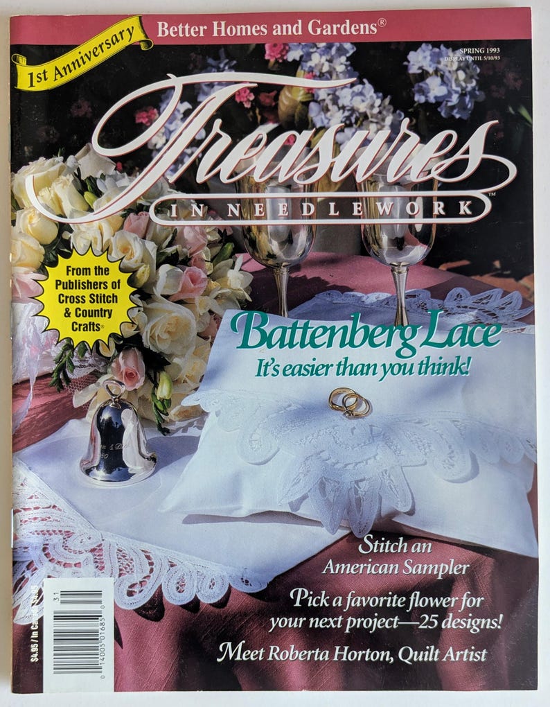 Op de afbeelding: De cover van het tijdschrift "Treasures in Needlework" toont een wit kussen met Battenberg-kant, twee gouden ringen en een zilveren bel. Tekst bevat "Battenberg Lace", "Stitch an American Sampler" en "Meet Roberta Horton, Quilt Artist."