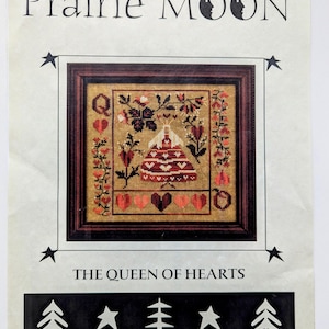 Könnte beinhalten: Kreuzstichmuster für einen Sampler mit einem Haus mit einem Herzdesign und dem Text "The Queen of Hearts". Das Muster stammt von Prairie Moon.