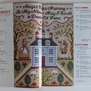 Op de afbeelding: Een spread uit het tijdschrift "Treasures in Needlework". De open pagina's tonen kruissteekpatronen van een huis, figuren en tekst. De linkerpagina bevat een lijst met artikelen, de rechterpagina een bloemenontwerp.