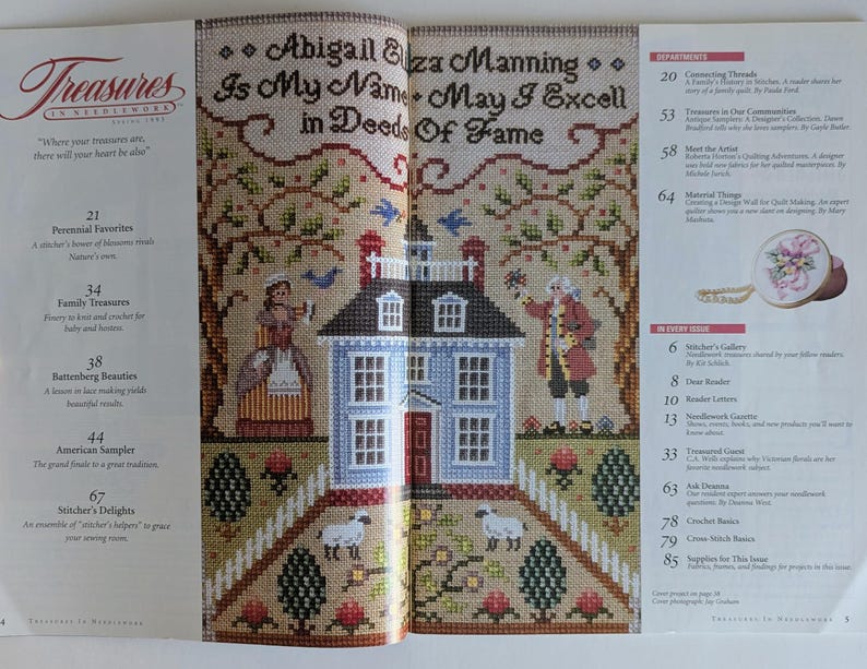 Op de afbeelding: Een spread uit het tijdschrift "Treasures in Needlework". De open pagina's tonen kruissteekpatronen van een huis, figuren en tekst. De linkerpagina bevat een lijst met artikelen, de rechterpagina een bloemenontwerp.