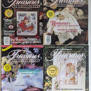 Op de afbeelding: Vier vintage "Treasures in Needlework" tijdschriften. De covers tonen kruissteek- en handwerkprojecten, waaronder kantklossen, Battenberg-kant en erfgoedborduurwerk. De tijdschriften zijn van Better Homes and Gardens.