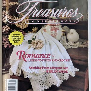 Op de afbeelding: De cover van het tijdschrift "Treasures in Needlework", herfst 1992, toont een wit linnen met kanten rand, een bloemstuk en een decoratief keramiekstuk. De tekst op de cover luidt "Romance" en "Linens to Stitch and Crochet."