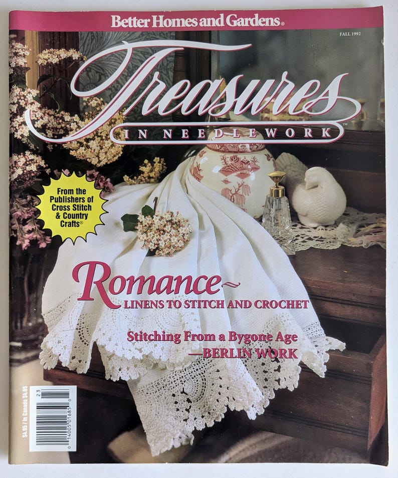 Op de afbeelding: De cover van het tijdschrift "Treasures in Needlework", herfst 1992, toont een wit linnen met kanten rand, een bloemstuk en een decoratief keramiekstuk. De tekst op de cover luidt "Romance" en "Linens to Stitch and Crochet."