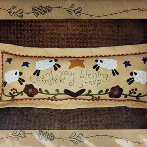 Kudde med broderi och ullapplikation, valsande björnar, stor kuddedesign