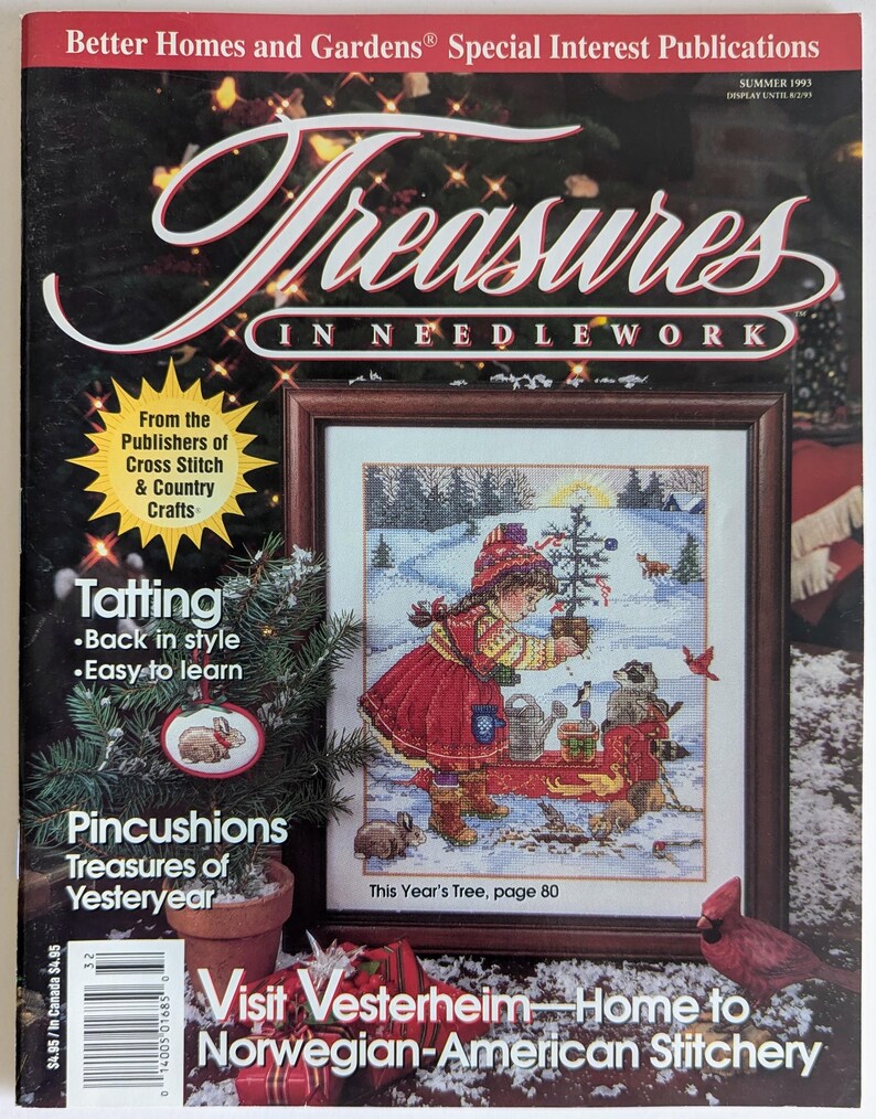 Op de afbeelding: Een magazinecover voor "Treasures in Needlework" van Better Homes and Gardens. De cover toont een ingelijste kruissteeksc&egrave;ne van een kind dat een kerstboom versiert in een besneeuwd landschap. Extra tekst bevat "Tatting" en "Pincushions".