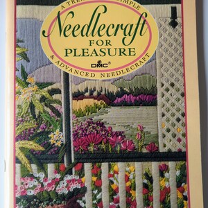 Puede incluir: Portada de libro vintage "Needlecraft for Pleasure". La portada presenta una detallada escena de punto de aguja de un jardín con flores y un porche. El libro es de Family Circle e incluye el texto "A Treasury of Simple & Advanced Needlecraft".