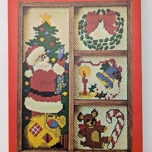 Może przedstawiać: Zestaw do haftu krzyżykowego Bucilla Christmas z namalowanym wzorem Świętego Mikołaja. Zestaw zawiera dekoracyjną skrzynkę o wymiarach 19 x 25 cm, z motywami choinki, wieńca, świecy, misia i laski cukrowej. Zestaw zawiera przędzę i instrukcje.