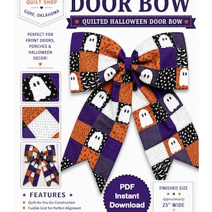 Puede incluir: Un patrón de lazo para puerta acolchado de Halloween con un diseño de patchwork de fantasmas blancos, murciélagos negros y estrellas naranjas sobre cuadrados de tela morados, negros y blancos. El tamaño final es de 63,5 cm por 68,6 cm.