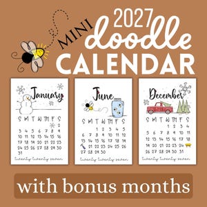 Pode incluir: Um mini calendário doodle 2027 com três páginas mensais para janeiro, junho e dezembro. Cada página exibe ilustrações desenhadas à mão, incluindo um boneco de neve, um vaga-lume num frasco e um camião vermelho com árvores.