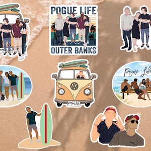 Puede incluir: Un conjunto de nueve pegatinas con personajes del programa de televisión Outer Banks. Las pegatinas son coloridas y presentan una variedad de escenas del programa, incluyendo los personajes en una playa, en una camioneta y surfeando. Las pegatinas también incluyen el texto "Pogue Life" y "Outer Banks".