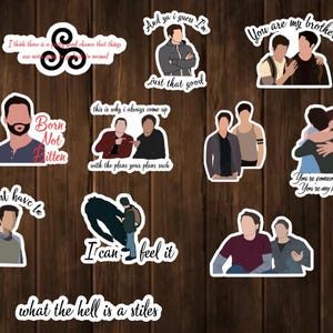 Pode incluir: Um conjunto de 10 adesivos com personagens e citações do programa de televisão Teen Wolf. Os adesivos são brancos com contornos pretos e apresentam vários personagens do programa, incluindo Scott McCall, Stiles Stilinski e Derek Hale. As citações nos adesivos incluem "You are my brother", "Born Not Bitten" e "What the hell is a Stiles?"