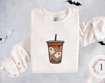 Crewneck de café helado fantasma bordado, bordado de café de Halloween, sudadera de temporada espeluznante, sudadera de temporada de otoño, regalo de Halloween