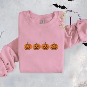 Felpa con zucca di Jack O' Lantern ricamata: Pullover della stagione spettrale Rosa