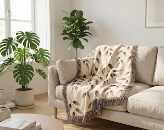 Coperta in cotone intrecciato, con stampa botanica a foglie, ideale per decorazioni in stile boho-farmhouse.