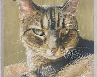 Puede incluir: Pintura detallada de la cara de un gato atigrado, con ojos verdes y una mirada concentrada. La obra presenta pelaje marrón y beige con detalles intrincados, sobre un fondo marrón claro. La firma del artista es visible en la esquina inferior derecha.